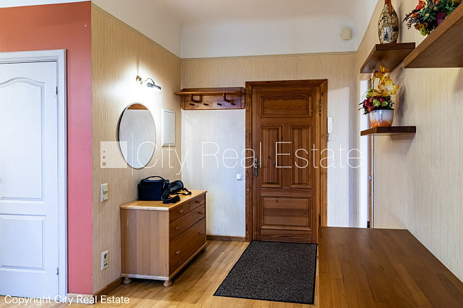 Дом во дворе, закрытый двор, место для машины, студио, кухня объединена с Рига - изображение 8