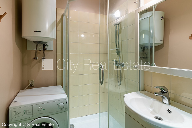 Дом во дворе, закрытый двор, место для машины, студио, кухня объединена с Рига - изображение 9