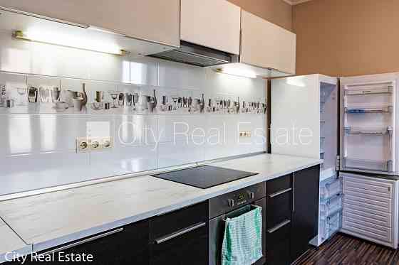 Здание во дворе, реновированный дом, благоустроенная озеленённая территория, Rīga