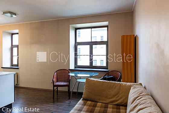 Здание во дворе, реновированный дом, благоустроенная озеленённая территория, Rīga