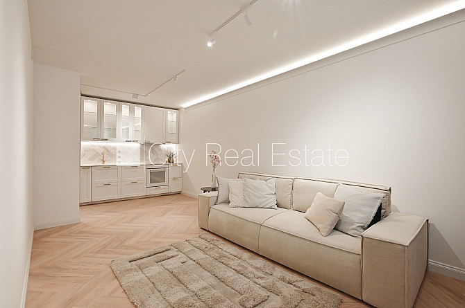 Renovēta māja, labiekārtots apzaļumots pagalms, slēgts pagalms, viena istaba izolēta, studio Rīga - foto 1