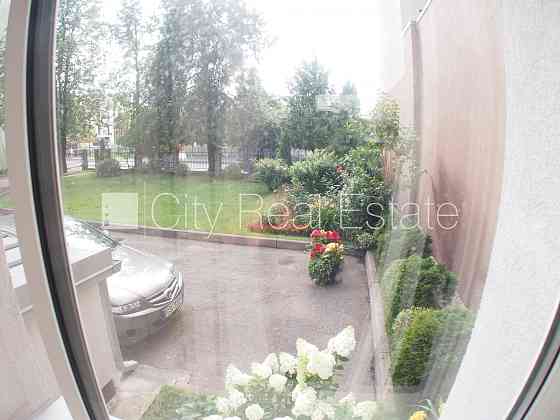 Реновированный дом, благоустроенная озеленённая территория, закрытый двор, Rīga