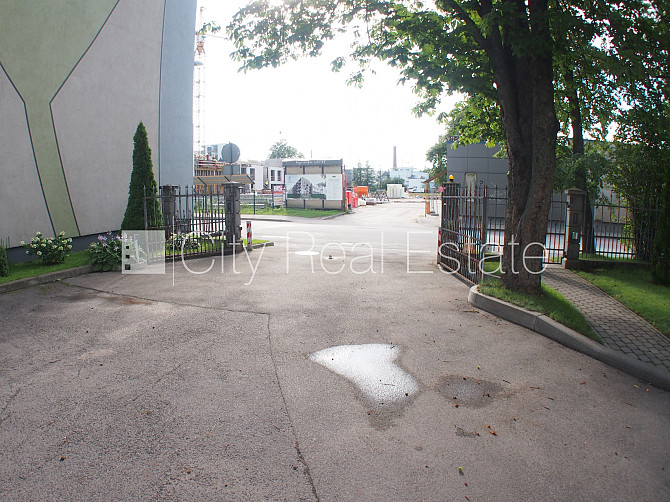 Renovēta māja, labiekārtota apzaļumota teritorija, slēgts pagalms, teritorijas iebrauktuves Rīga - foto 13