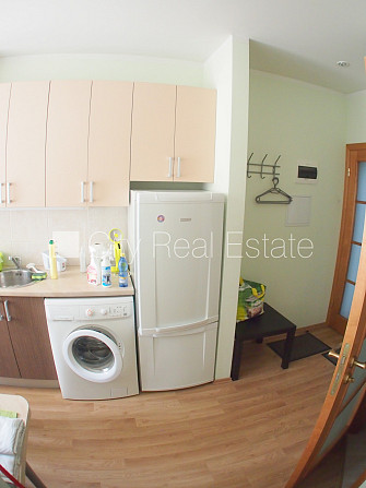 Renovēta māja, labiekārtota apzaļumota teritorija, slēgts pagalms, teritorijas iebrauktuves Rīga - foto 6