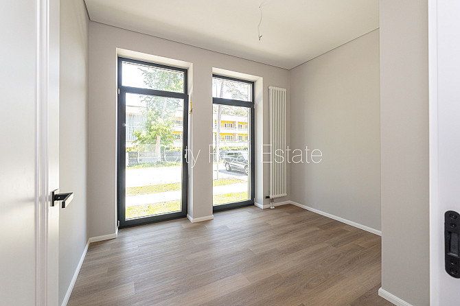 Новостройка, благоустроенная озеленённая территория, подъездная дорога покрыта Юрмала - изображение 6