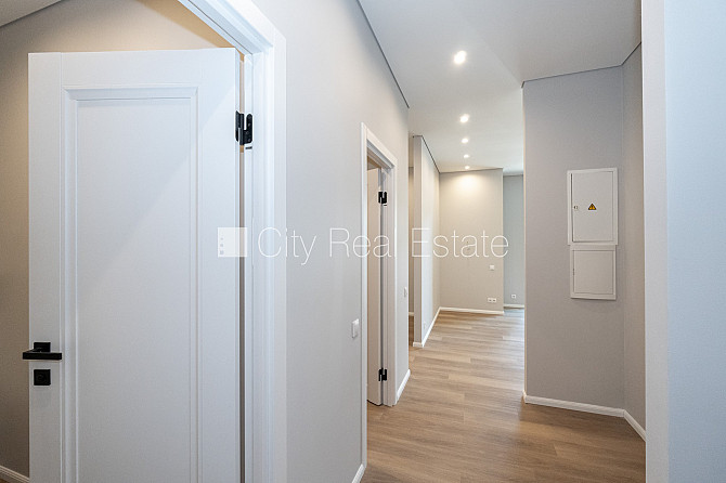 Новостройка, благоустроенная озеленённая территория, подъездная дорога покрыта Юрмала - изображение 13