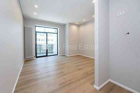 Новостройка, благоустроенная озеленённая территория, подъездная дорога покрыта Юрмала