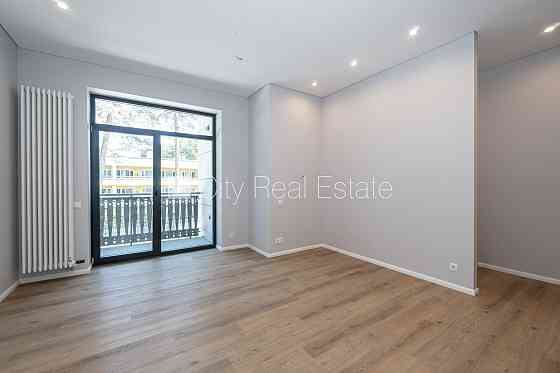 Новостройка, благоустроенная озеленённая территория, подъездная дорога покрыта Юрмала