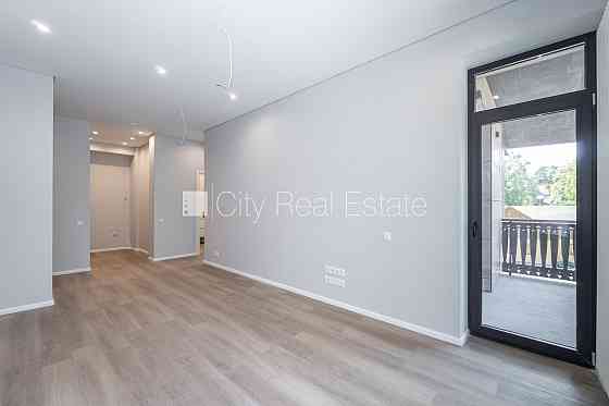 Новостройка, благоустроенная озеленённая территория, подъездная дорога покрыта Юрмала