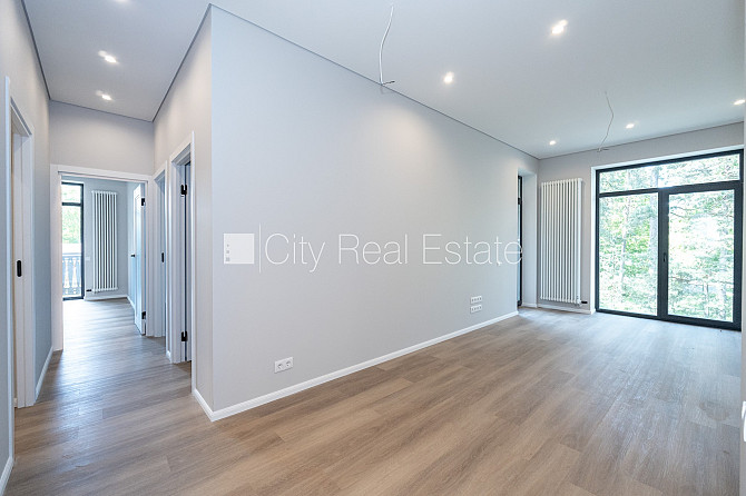 Новостройка, благоустроенная озеленённая территория, подъездная дорога покрыта Юрмала - изображение 2