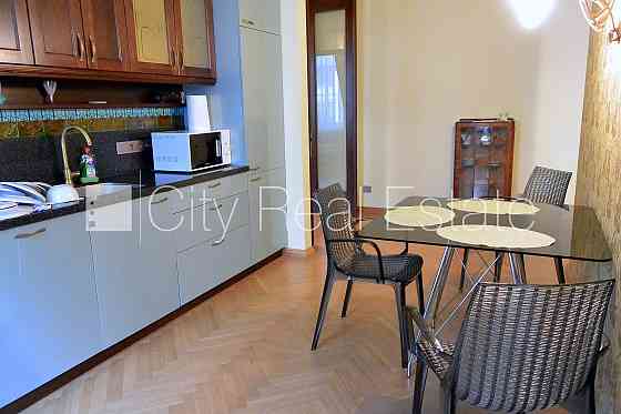 Фасадный дом, закрытая территория, вход с улицы, лифт, балкон, количество спален 2 Rīga