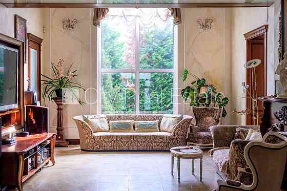 Частный дом, благоустроенный озеленённый двор, территория обнесена железным Юрмала