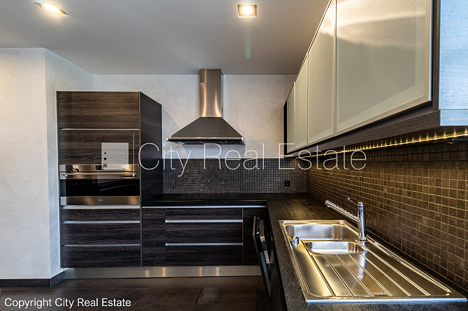 Фасадный дом, реновированный дом, закрытый двор, подземная стоянка, вход с улицы, Рига - изображение 7