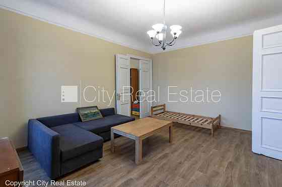 Фасадный дом, закрытый двор, вход со двора, окна выходят на улицу, одна Rīga