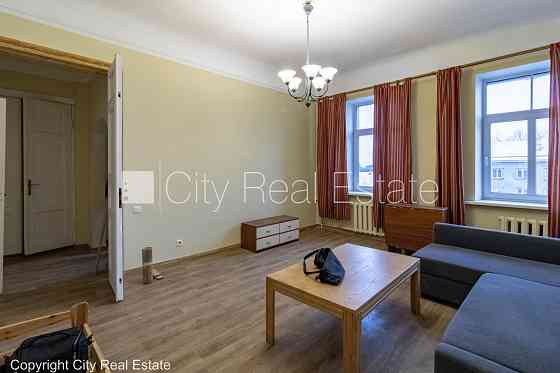 Фасадный дом, закрытый двор, вход со двора, окна выходят на улицу, одна Rīga