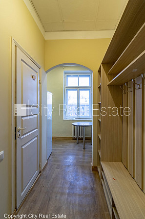 Fasādes māja, slēgts pagalms, ieeja no pagalma, logi vērsti uz ielas pusi, viena istaba Rīga - foto 12