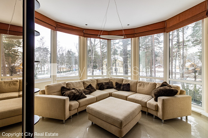 Благоустроенный озеленённый двор, территория обнесена забором, гараж на одну Юрмала - изображение 1