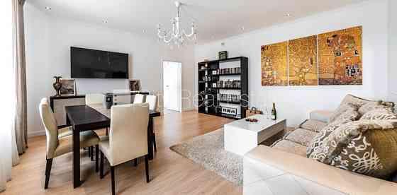 Здание во дворе, реновированный дом, благоустроенный озеленённый двор, Рига