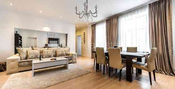 Здание во дворе, реновированный дом, благоустроенный озеленённый двор, Рига