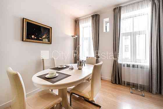 Здание во дворе, реновированный дом, благоустроенный озеленённый двор, Рига