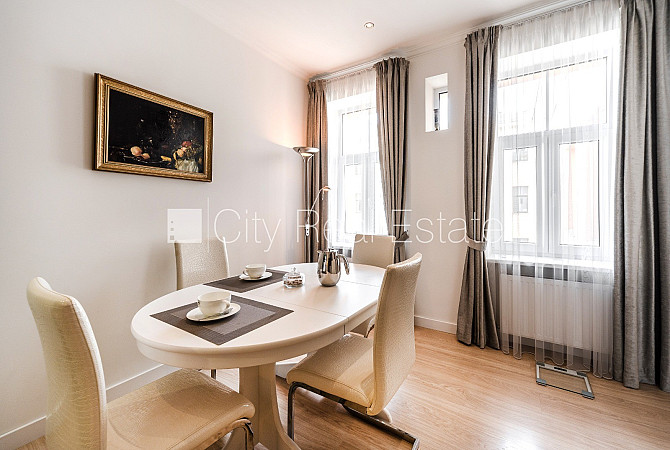 Здание во дворе, реновированный дом, благоустроенный озеленённый двор, Рига - изображение 4