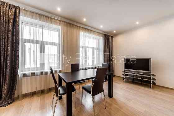 Реставрированный дом, лестничная клетка после косметического ремонта, окна Рига