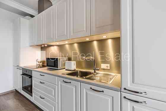 Реставрированный дом, лестничная клетка после косметического ремонта, окна Рига