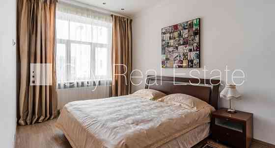 Реставрированный дом, лестничная клетка после косметического ремонта, окна Рига