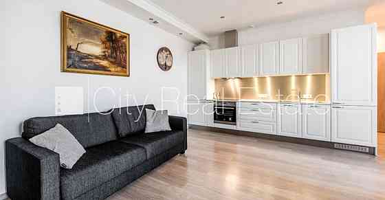 Реставрированный дом, лестничная клетка после косметического ремонта, окна Рига