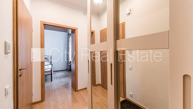 Реставрированный дом, лестничная клетка после косметического ремонта, окна Рига - изображение 8