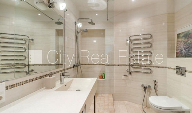 Реставрированный дом, лестничная клетка после косметического ремонта, окна Рига - изображение 9