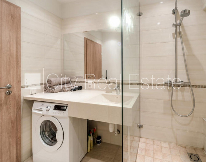 Реставрированный дом, лестничная клетка после косметического ремонта, окна Рига - изображение 10