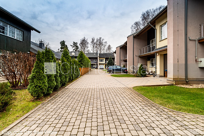 Рядный дом, зеленая территория, благоустроенный озеленённый двор, закрытая Юрмала - изображение 14