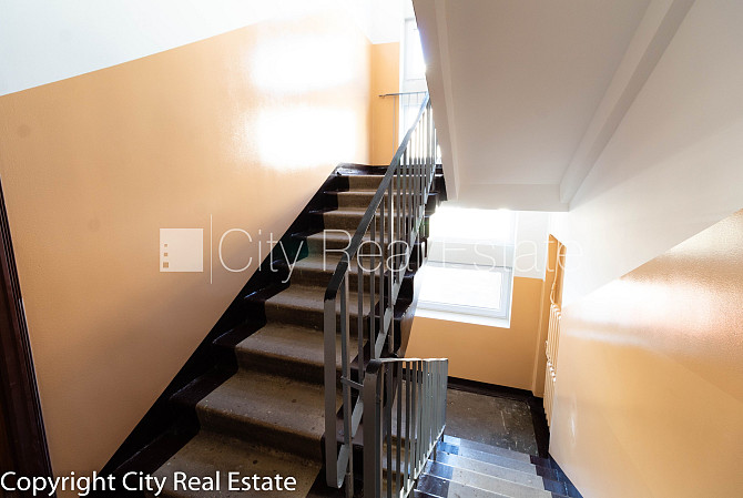 Фасадный дом, место для машины, вход с улицы, лестничная клетка после Юрмала - изображение 18