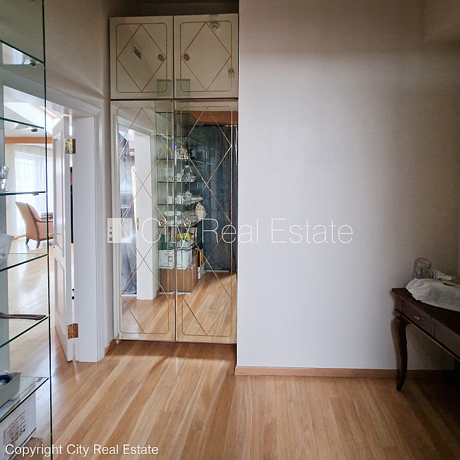 Fasādes māja, renovēta māja, ieeja no ielas, ir lifts, kāpņu telpa pēc kapitālā remonta, Rīga - foto 18