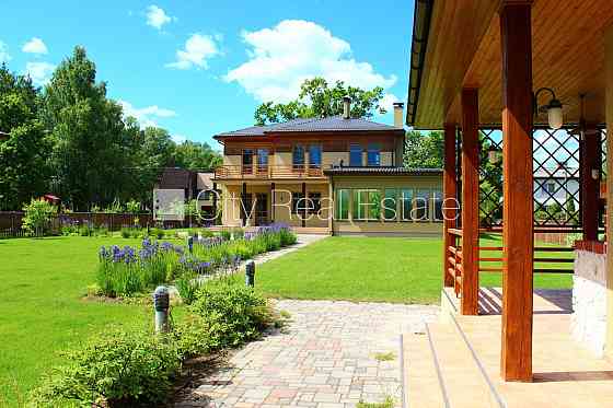 Частный дом, благоустроенная озеленённая территория, территория обнесена Юрмала