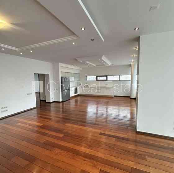 Новостройка, фасадный дом, благоустроенный озеленённый двор, закрытая Rīga