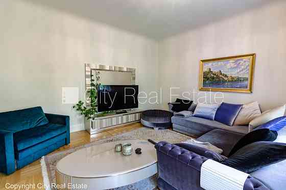 Фасадный дом, реновированный дом, вход с улицы и со двора, количество спален 3 шт., Rīga