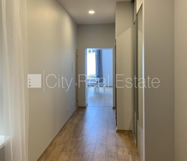 Renovēta māja, ir lifts, balkons, viena istaba izolēta, studio tipa, virtuve apvienota ar Rīga - foto 6