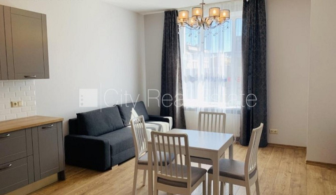 Renovēta māja, ir lifts, balkons, viena istaba izolēta, studio tipa, virtuve apvienota ar Rīga - foto 1