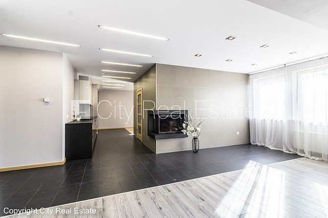 Fasādes māja, slēgts pagalms, garāža vienai automašīnai, vieta vairākām automašīnām, Rīga - foto 3