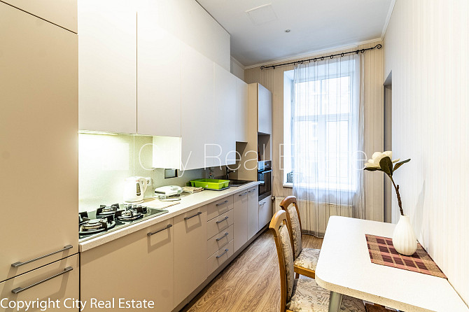 Фасадный дом, вход с улицы, окна выходят в обе стороны дома, количество спален 4 Рига - изображение 3