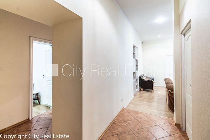 Фасадный дом, вход с улицы, окна выходят в обе стороны дома, количество спален 4 Рига - изображение 12