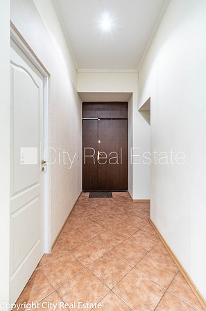 Фасадный дом, вход с улицы, окна выходят в обе стороны дома, количество спален 4 Рига - изображение 16