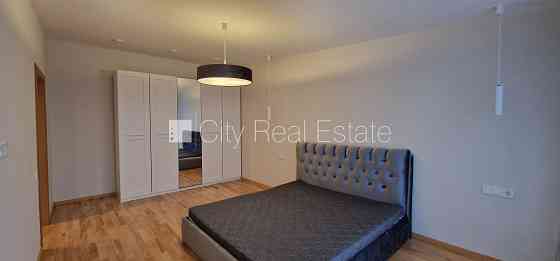 Здание во дворе, реновированный дом, благоустроенный озеленённый двор, Рига