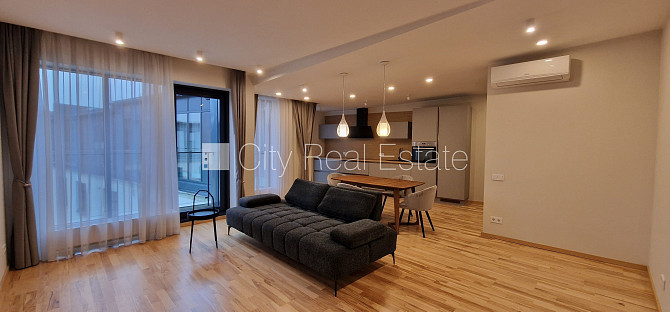 Здание во дворе, реновированный дом, благоустроенный озеленённый двор, Рига - изображение 1