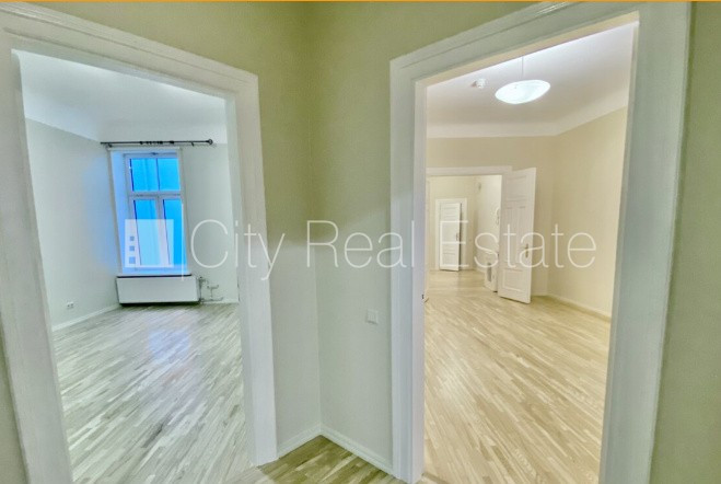 Здание во дворе, вход со двора, лифт, сауна, количество спален 3 шт., гостиная, Рига - изображение 3