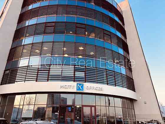 Благоустроенная озеленённая территория, подъездная дорога покрыта брущаткoй, Rīga