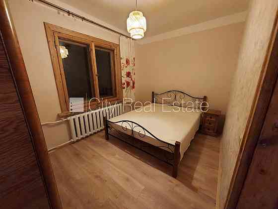 Дом во дворе, закрытый двор, место для машины, изолированные комнаты 3 шт., одна Юрмала