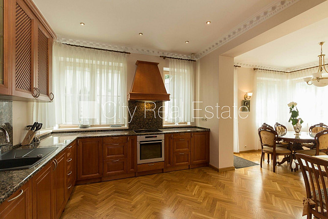 Частный дом, благоустроенный озеленённый двор, гараж на одну машину, две терассы, Юрмала - изображение 5